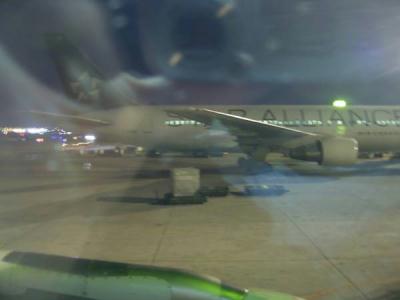 Ein verschwommes Bild aus dem Fenster eines Flugzeuges am Boden des Flughafens in Toronto, nachts.